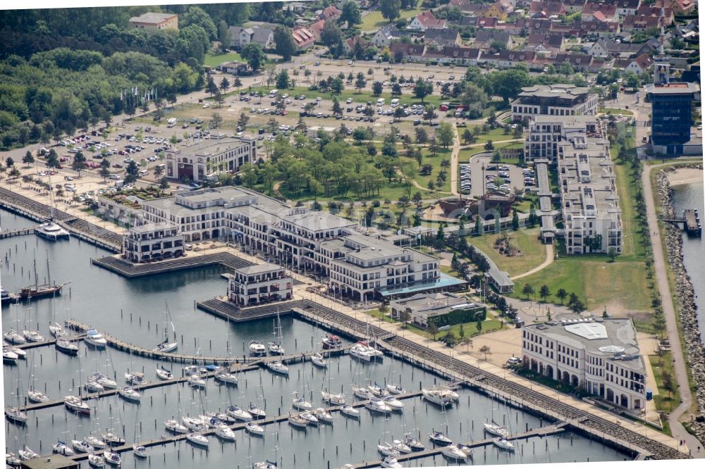 Aerial photograph Rostock - Pleasure boat marina with docks and moorings on the shore area Warnemuende in Rostock in the state Mecklenburg - Western Pomerania, Germany