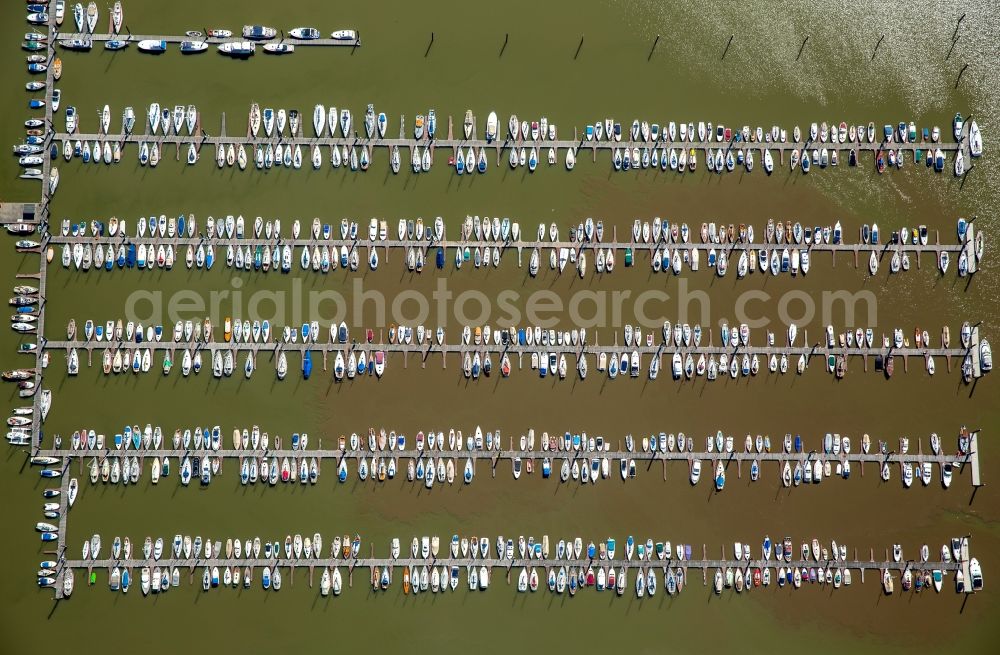 Aerial photograph Wedel - Pleasure boat marina with docks and moorings on the shore area in Wedel in the state Schleswig-Holstein