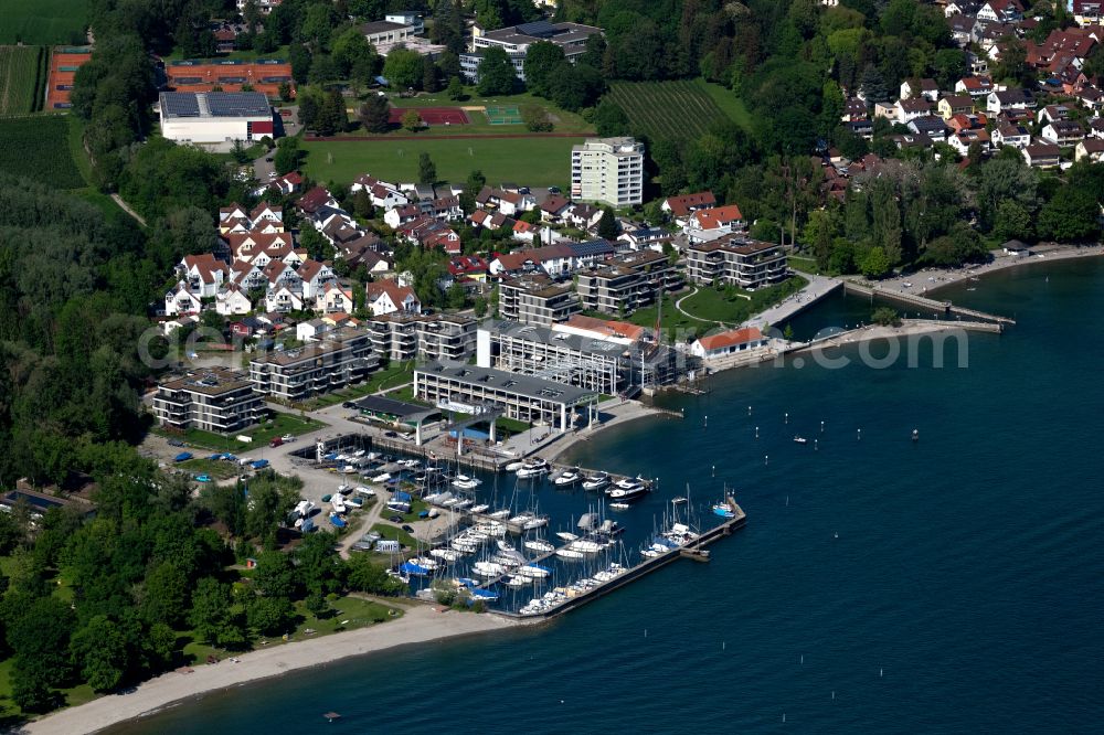 Aerial photograph Kressbronn am Bodensee - Pleasure boat marina with docks and moorings on the shore area of Lake of Constance in Kressbronn am Bodensee at Bodensee in the state Baden-Wuerttemberg, Germany