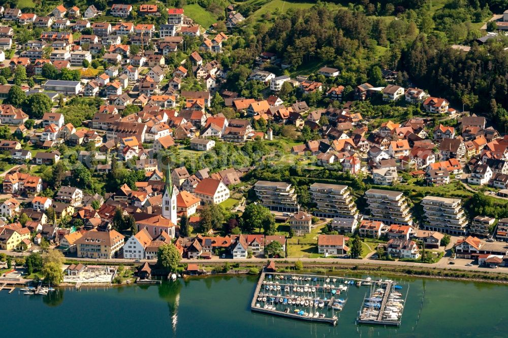 Aerial photograph Sipplingen - Pleasure boat marina with docks and moorings on the shore area of Lake of Constance in Sipplingen in the state Baden-Wuerttemberg, Germany