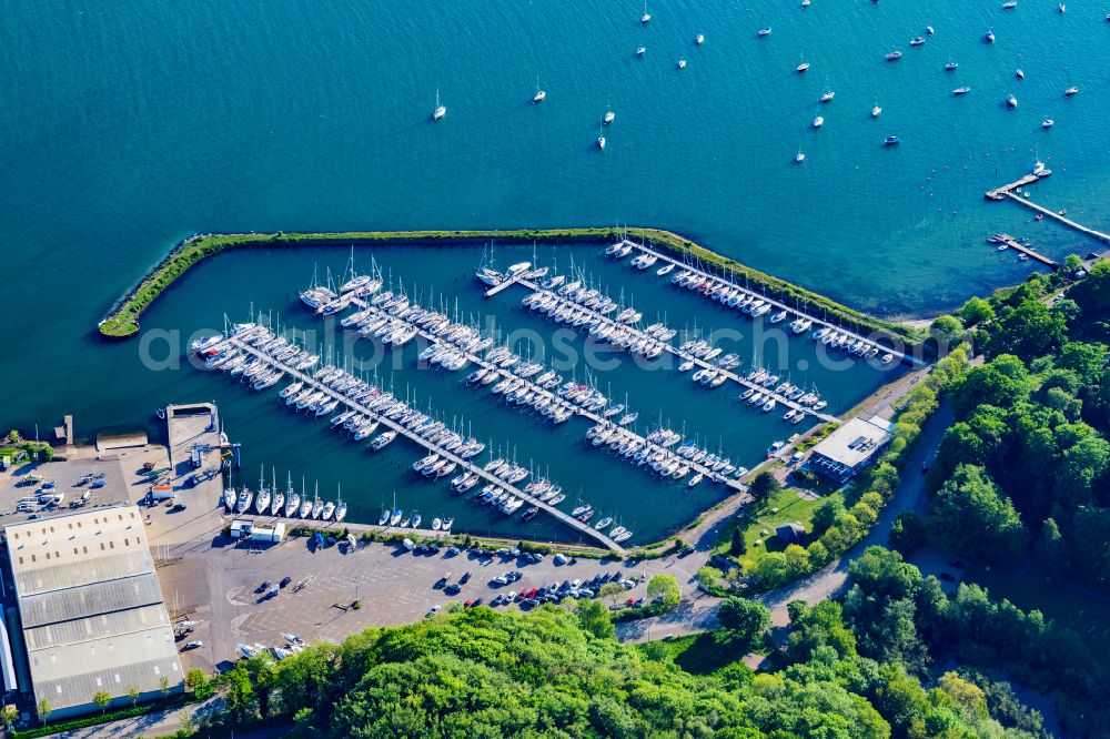 Eckernförde from the bird's eye view: Pleasure boat marina with docks and moorings on the shore area Eckernfoerde on street An de Dang in Eckernfoerde in the state Schleswig-Holstein, Germany