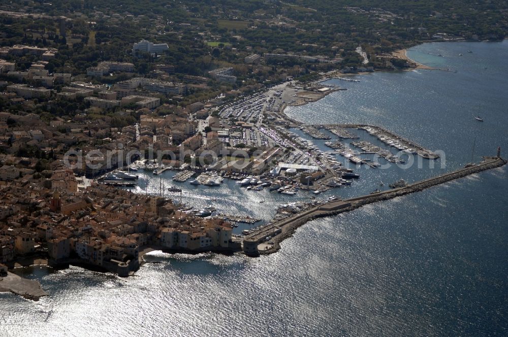 Aerial photograph Saint-Tropez - Pleasure boat marina with docks and moorings on the shore area Golfe de Saint-Tropez in Saint-Tropez in Provence-Alpes-Cote d'Azur, France