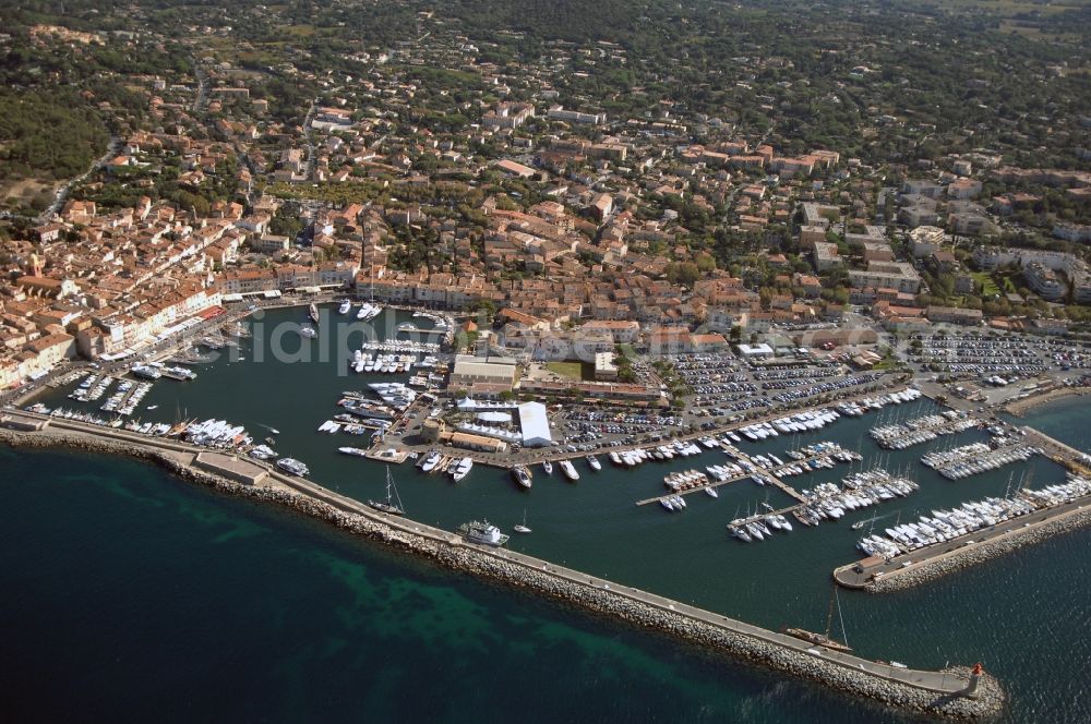 Aerial photograph Saint-Tropez - Pleasure boat marina with docks and moorings on the shore area Golfe de Saint-Tropez in Saint-Tropez in Provence-Alpes-Cote d'Azur, France