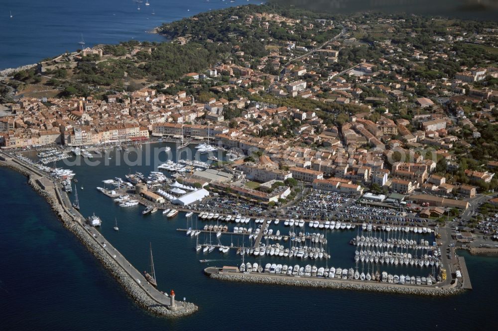 Saint-Tropez from the bird's eye view: Pleasure boat marina with docks and moorings on the shore area Golfe de Saint-Tropez in Saint-Tropez in Provence-Alpes-Cote d'Azur, France