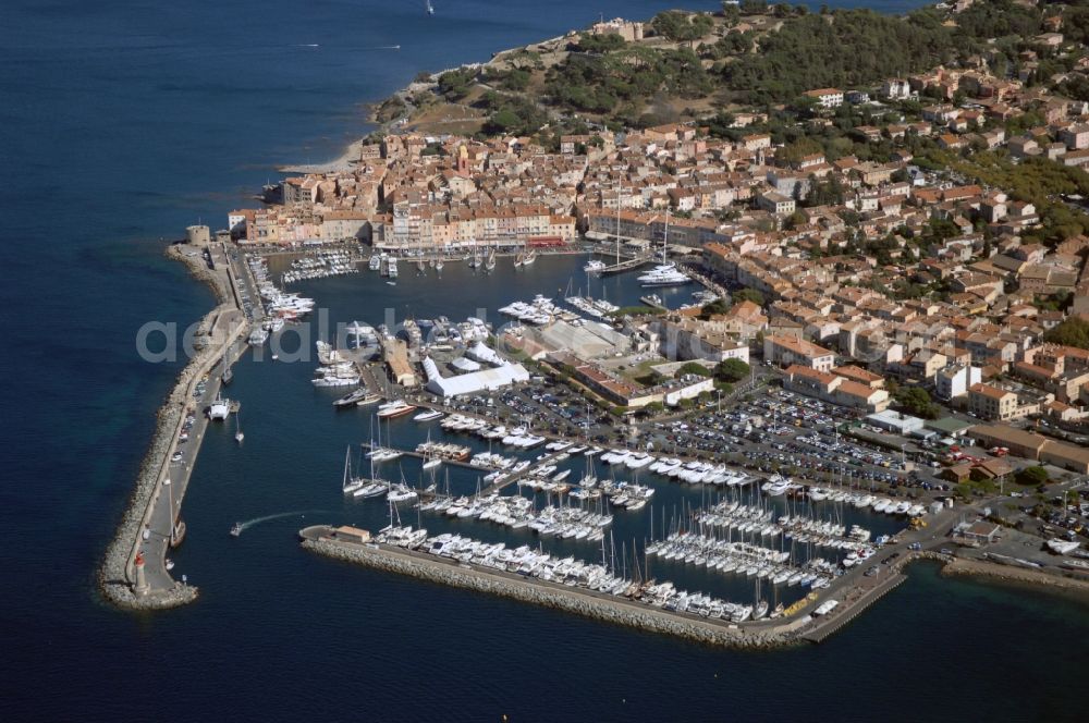 Aerial photograph Saint-Tropez - Pleasure boat marina with docks and moorings on the shore area Golfe de Saint-Tropez in Saint-Tropez in Provence-Alpes-Cote d'Azur, France