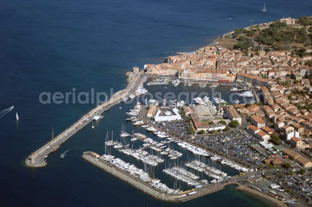 Saint-Tropez from the bird's eye view: Pleasure boat marina with docks and moorings on the shore area Golfe de Saint-Tropez in Saint-Tropez in Provence-Alpes-Cote d'Azur, France