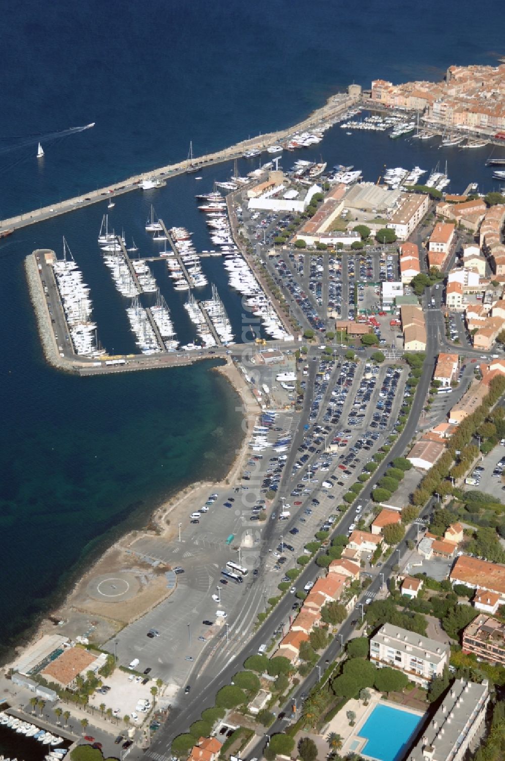 Aerial photograph Saint-Tropez - Pleasure boat marina with docks and moorings on the shore area Golfe de Saint-Tropez in Saint-Tropez in Provence-Alpes-Cote d'Azur, France