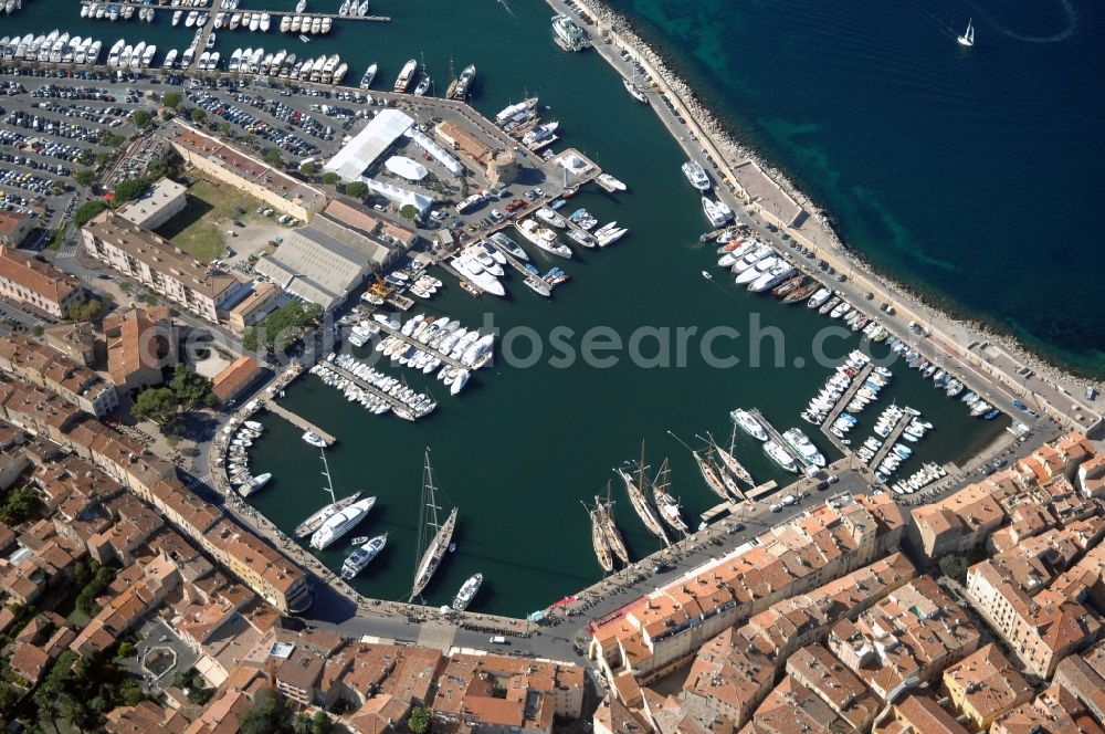 Saint-Tropez from the bird's eye view: Pleasure boat marina with docks and moorings on the shore area Golfe de Saint-Tropez in Saint-Tropez in Provence-Alpes-Cote d'Azur, France