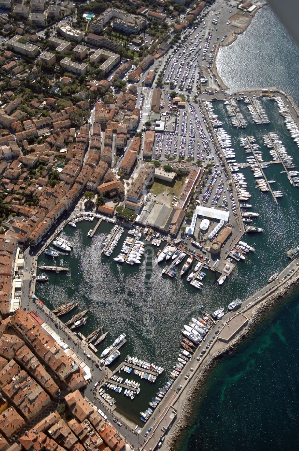 Aerial photograph Saint-Tropez - Pleasure boat marina with docks and moorings on the shore area Golfe de Saint-Tropez in Saint-Tropez in Provence-Alpes-Cote d'Azur, France