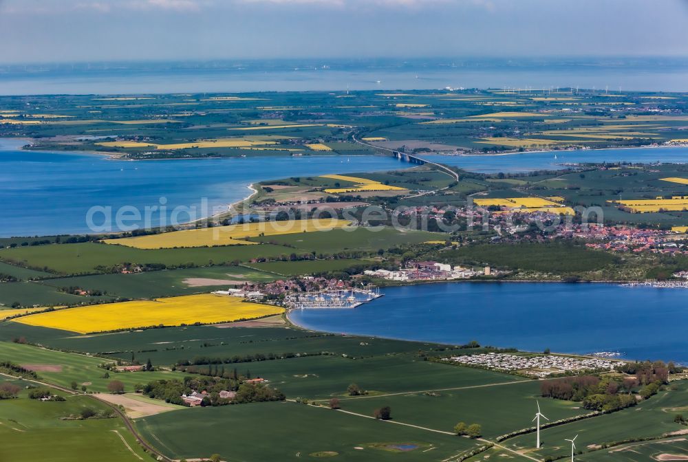 Aerial photograph Großenbrode - Pleasure boat marina with docks and moorings on the shore area Grossenbroder Binnensee in Grossenbrode in the state Schleswig-Holstein, Germany