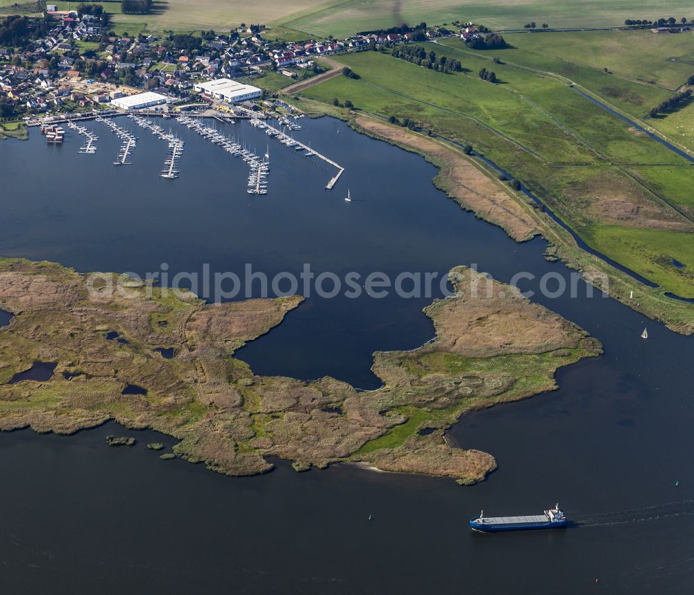 Aerial photograph Kröslin - Pleasure boat marina with docks and moorings on the shore area of BALTIC SEA RESORT of Kroessliner See on street Hafenstrasse in Kroeslin in the state Mecklenburg - Western Pomerania, Germany