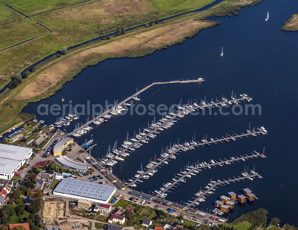 Aerial photograph Kröslin - Pleasure boat marina with docks and moorings on the shore area of BALTIC SEA RESORT of Kroessliner See on street Hafenstrasse in Kroeslin in the state Mecklenburg - Western Pomerania, Germany