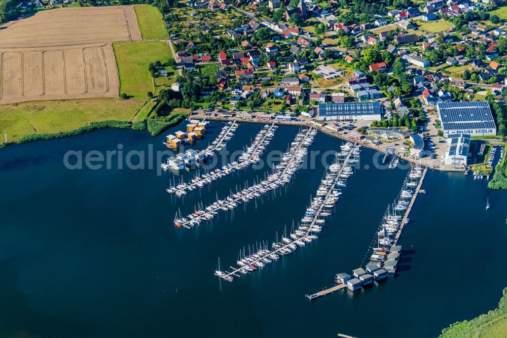 Aerial photograph Kröslin - Pleasure boat marina with docks and moorings on the shore area of BALTIC SEA RESORT of Kroessliner See on street Hafenstrasse in Kroeslin in the state Mecklenburg - Western Pomerania, Germany