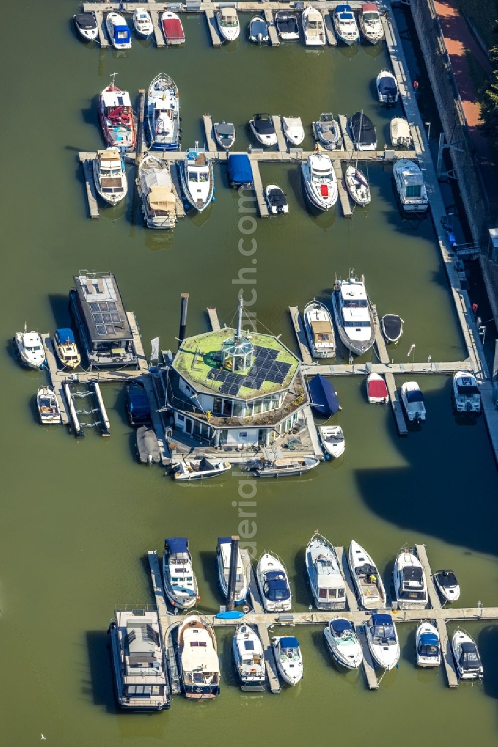 Aerial photograph Düsseldorf - Pleasure boat marina with docks and moorings on the shore area Marina Duesseldorf Am Handelshafen in the district Unterbilk in Duesseldorf at Ruhrgebiet in the state North Rhine-Westphalia, Germany