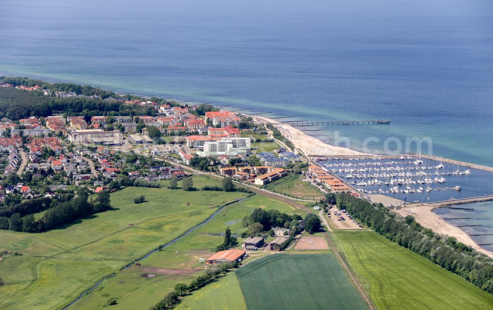 Aerial photograph Ostseebad Kühlungsborn - Pleasure boat marina with docks and moorings on the shore area of Baltic Sea on street Hafenstrasse in Ostseebad Kuehlungsborn Hafenstrasse in the state Mecklenburg - Western Pomerania, Germany