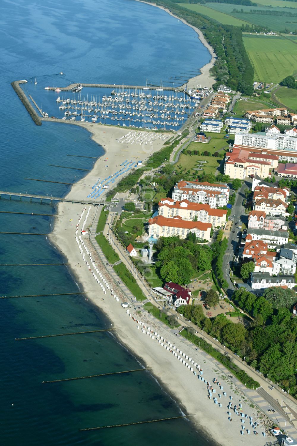 Aerial photograph Ostseebad Kühlungsborn - Pleasure boat marina with docks and moorings on the shore area of Baltic Sea on street Hafenstrasse in Ostseebad Kuehlungsborn Hafenstrasse in the state Mecklenburg - Western Pomerania, Germany