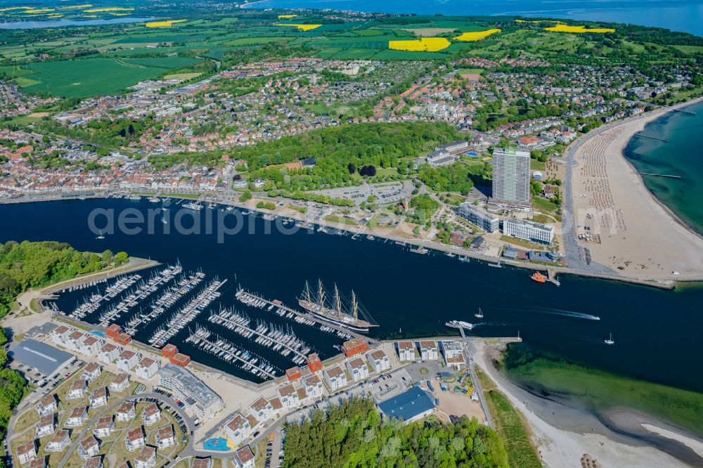 Lübeck from the bird's eye view: Pleasure boat marina with docks and moorings on the shore area Passathafen in Luebeck in the state Schleswig-Holstein, Germany