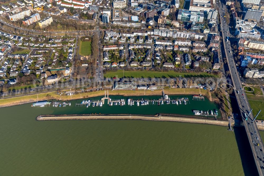 Aerial image Düsseldorf - Pleasure boat marina with docks and moorings on the shore area of the Rhine river in Duesseldorf in the state North Rhine-Westphalia, Germany