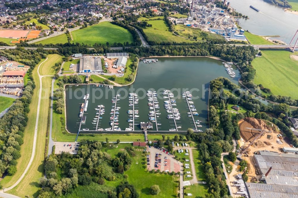 Aerial image Emmerich am Rhein - Marina on the banks of the Rhine and the building of Klinkerwerke H.W. Muhr GmbH & Co. KG at Fackeldeystrasse in Emmerich am Rhein, in the state of North Rhine-Westphalia, Germany