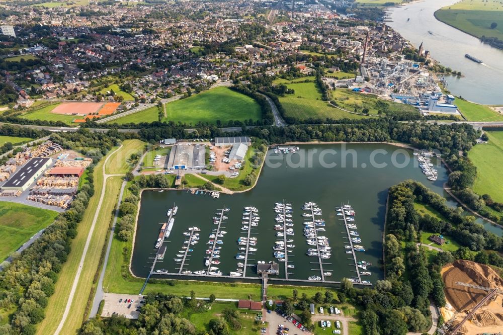 Aerial photograph Emmerich am Rhein - Marina on the banks of the Rhine and the building of Klinkerwerke H.W. Muhr GmbH & Co. KG at Fackeldeystrasse in Emmerich am Rhein, in the state of North Rhine-Westphalia, Germany