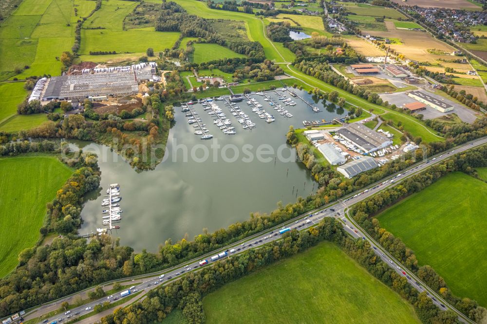 Aerial image Emmerich am Rhein - Marina on the banks of the Rhine and the building of Klinkerwerke H.W. Muhr GmbH & Co. KG at Fackeldeystrasse in Emmerich am Rhein, in the state of North Rhine-Westphalia, Germany