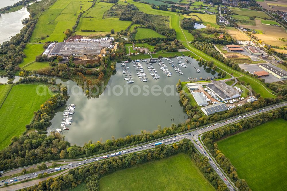 Aerial photograph Emmerich am Rhein - Marina on the banks of the Rhine and the building of Klinkerwerke H.W. Muhr GmbH & Co. KG at Fackeldeystrasse in Emmerich am Rhein, in the state of North Rhine-Westphalia, Germany