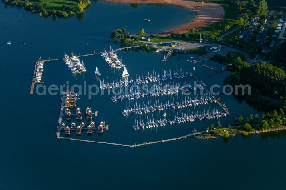 Aerial image Pleinfeld - Pleasure boat marina with docks and moorings on the shore area Segelhafen Ramsberg and Floating Village on lake Grosser Brombachsee in Pleinfeld in the state Bavaria, Germany