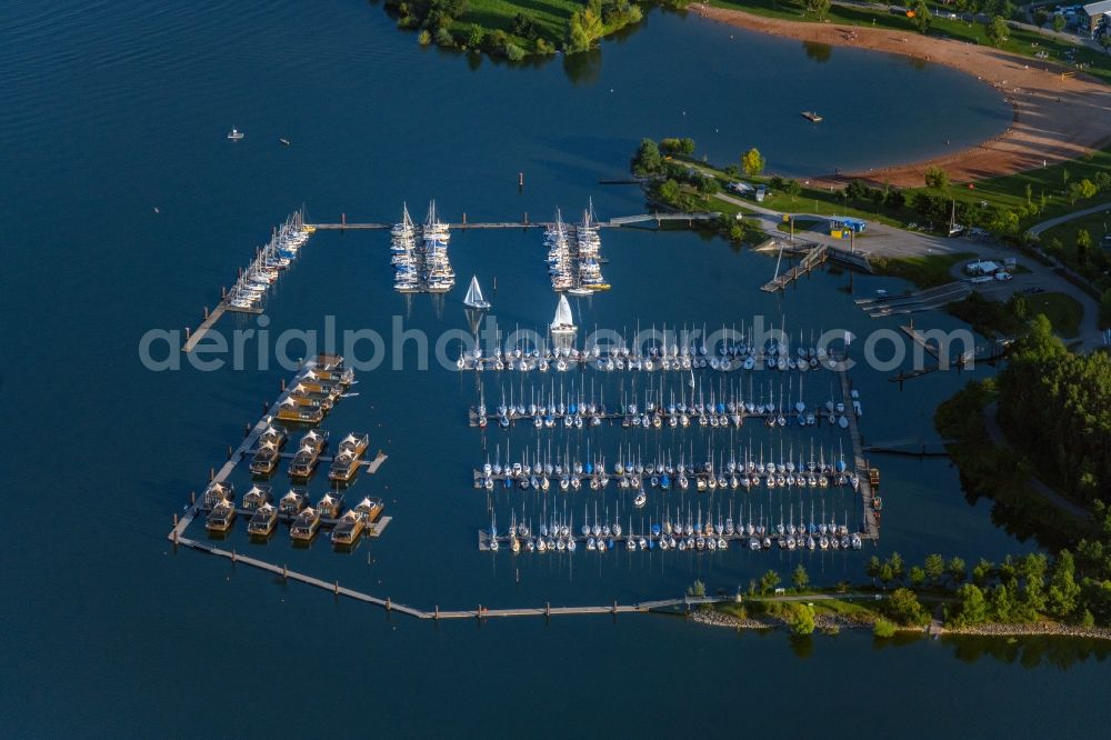 Pleinfeld from above - Pleasure boat marina with docks and moorings on the shore area Segelhafen Ramsberg and Floating Village on lake Grosser Brombachsee in Pleinfeld in the state Bavaria, Germany