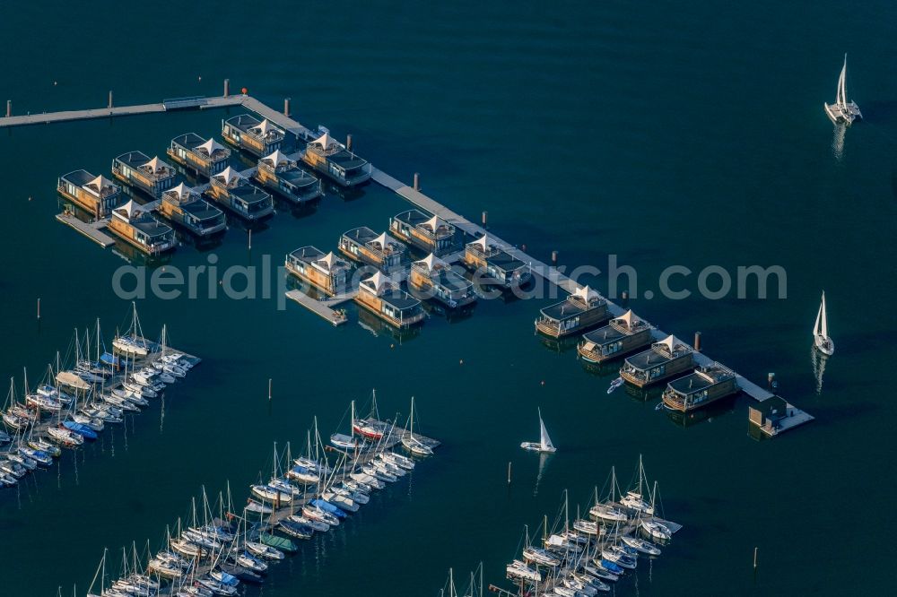 Aerial photograph Pleinfeld - Pleasure boat marina with docks and moorings on the shore area Segelhafen Ramsberg and Floating Village on lake Grosser Brombachsee in Pleinfeld in the state Bavaria, Germany