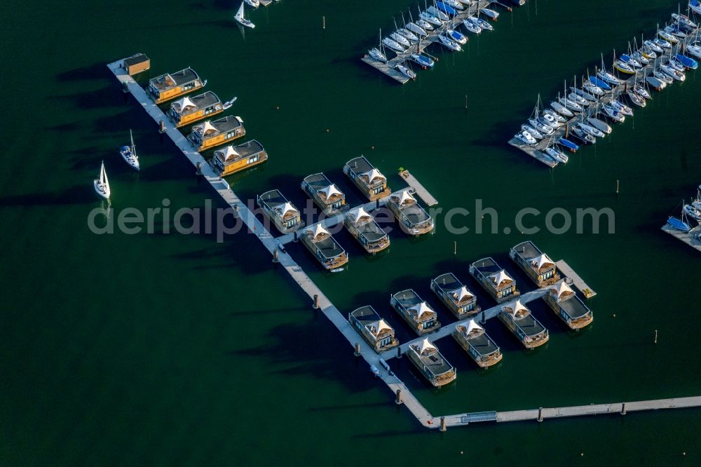 Aerial photograph Pleinfeld - Pleasure boat marina with docks and moorings on the shore area Segelhafen Ramsberg and Floating Village on lake Grosser Brombachsee in Pleinfeld in the state Bavaria, Germany