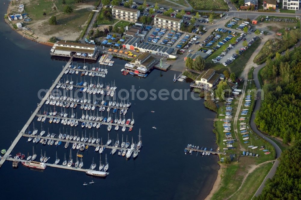 Markkleeberg from the bird's eye view: Pleasure boat marina with docks and moorings on the shore area Yachthafen Cospudener Yacht Club Markkleeberg e.V. in the district Lauer in Markkleeberg in the state Saxony, Germany