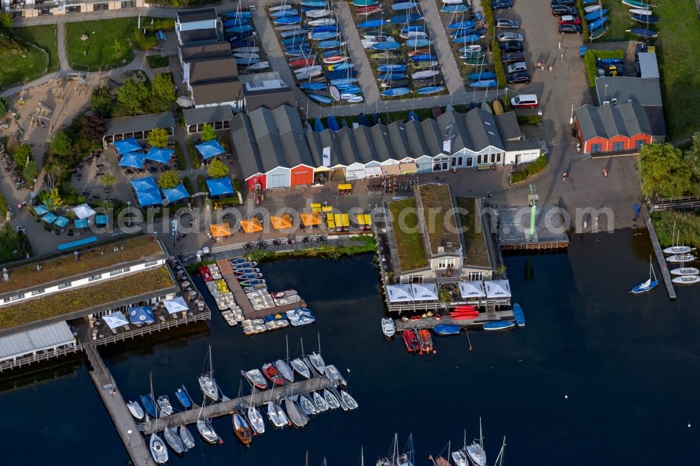 Markkleeberg from the bird's eye view: Pleasure boat marina with docks and moorings on the shore area Yachthafen Cospudener Yacht Club Markkleeberg e.V. in the district Lauer in Markkleeberg in the state Saxony, Germany