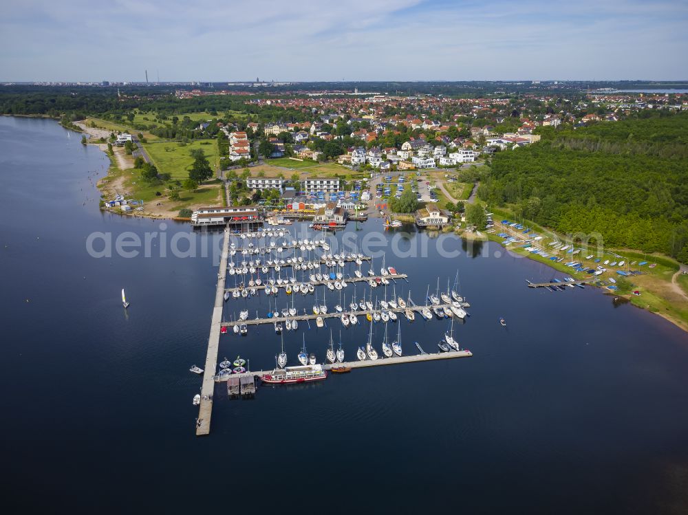 Markkleeberg from the bird's eye view: Pleasure boat marina with docks and moorings on the shore area Yachthafen Cospudener Yacht Club Markkleeberg e.V. in the district Lauer in Markkleeberg in the state Saxony, Germany