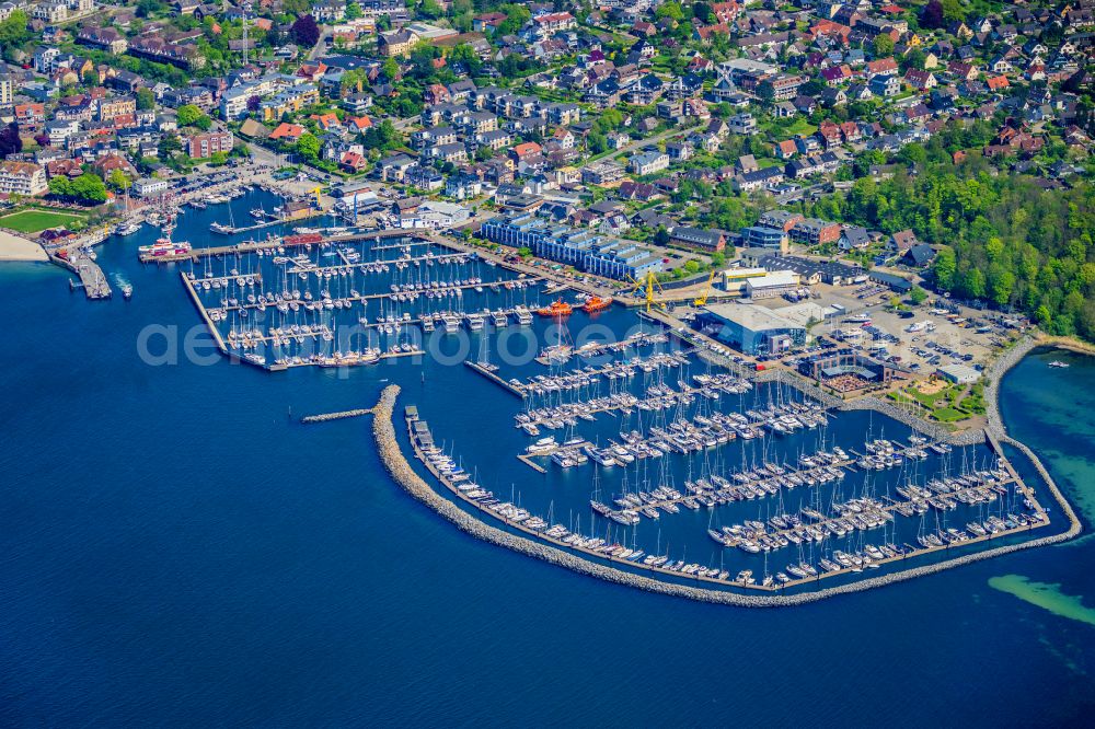 Aerial photograph Laboe - Pleasure boat marina Yacht- und Gewerbehafen Ostseebad Laboe with docks and moorings on the shore area of Baltic Sea in Laboe on the Kiel Fjord in the state Schleswig-Holstein, Germany