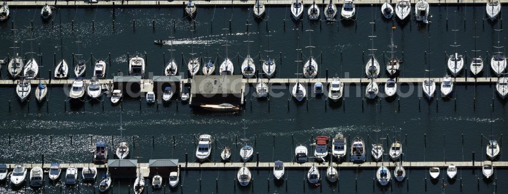 Rostock from the bird's eye view: Pleasure boat marina with docks and moorings on the shore area of baltic see in Rostock in the state Mecklenburg - Western Pomerania