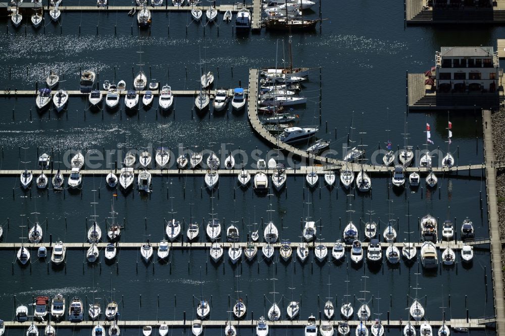 Aerial photograph Rostock - Pleasure boat marina with docks and moorings on the shore area of baltic see in Rostock in the state Mecklenburg - Western Pomerania