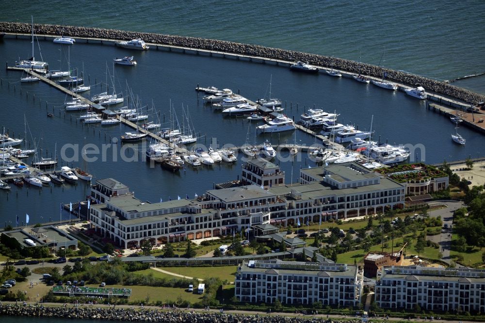 Aerial photograph Rostock - Pleasure boat marina with docks and moorings on the shore area of baltic see in Rostock in the state Mecklenburg - Western Pomerania