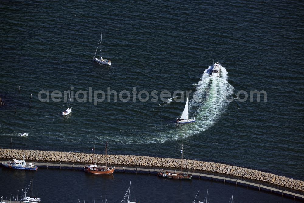 Aerial photograph Rostock - Pleasure boat marina with docks and moorings on the shore area of baltic see in Rostock in the state Mecklenburg - Western Pomerania