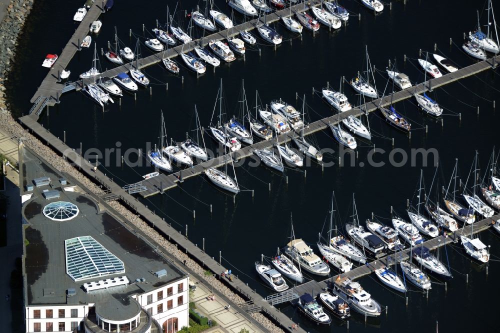 Aerial photograph Rostock - Pleasure boat marina with docks and moorings on the shore area of baltic see in Rostock in the state Mecklenburg - Western Pomerania