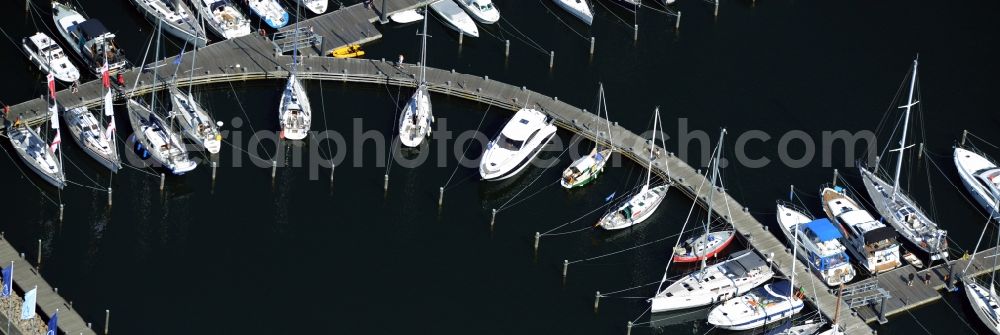 Aerial photograph Rostock - Pleasure boat marina with docks and moorings on the shore area of baltic see in Rostock in the state Mecklenburg - Western Pomerania