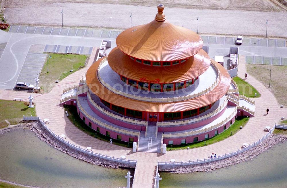 Hohen Neuendorf / Brandenburg from the bird's eye view: 02.Mai 2003, Chinarestaurant Himmelspagode mit fertigen Außenanlagen.Himmels Pagode,Oranienburger Straße 3,16540 Hohen Neuendorf,03303/2127-0,Ye-Lo-Pa Hotel und Gaststätten GmbH