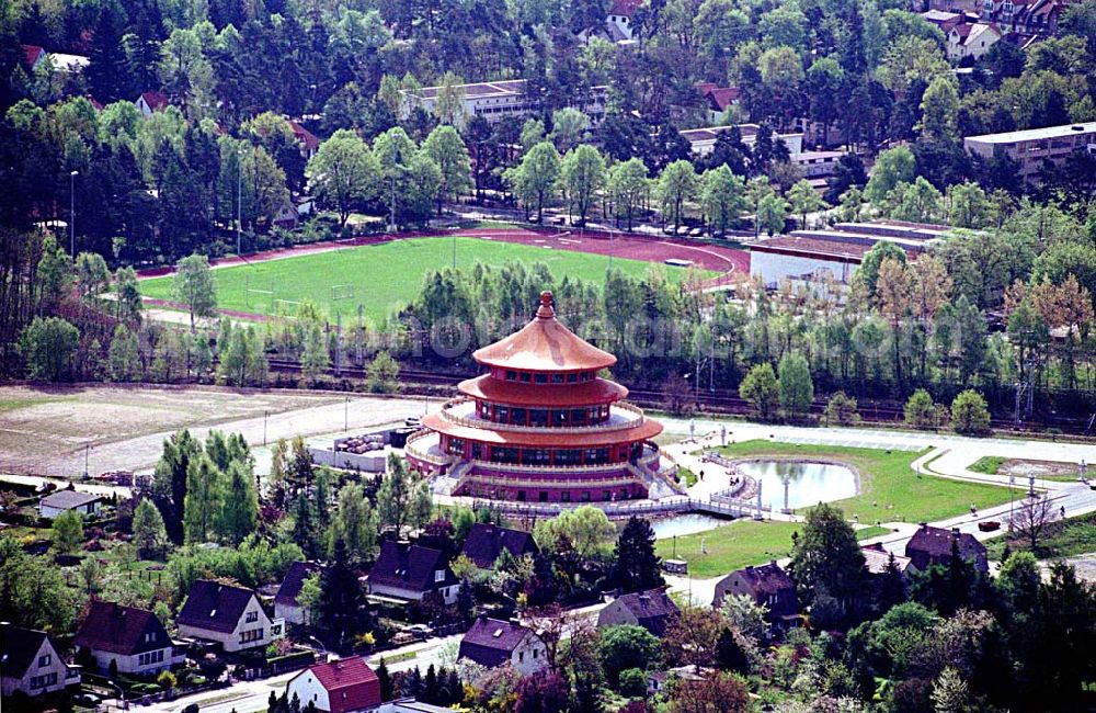 Aerial image Hohen Neuendorf / Brandenburg - 02.Mai 2003, Chinarestaurant Himmelspagode mit fertigen Außenanlagen.Himmels Pagode,Oranienburger Straße 3,16540 Hohen Neuendorf,03303/2127-0,Ye-Lo-Pa Hotel und Gaststätten GmbH