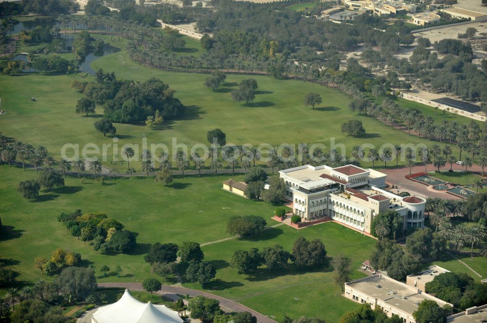 Dubai from above - Blick auf Zabeel Palace von Sheikh Mohammed bin Rashid Al Maktoum in Dubai. Der Sheikh ist der Herrscher des Emirates Dubai und Premierminister, Verteidigungsminister und Vizepräsident der Vereinigten Arabischen Emirate. View of the Zabeel Palace of Sheikh Mohammed bin Rashid Al Maktoum in Dubai. The sheikh is the absolute monarch of Dubai and prime minister, minister of defense and vice president of the United Arab Emirates.