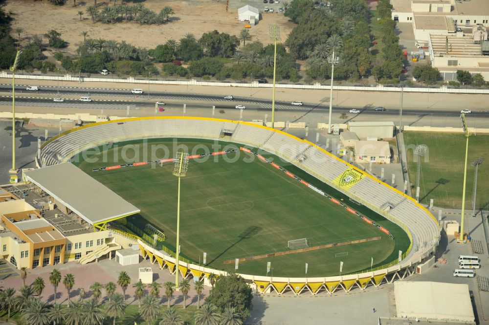 Dubai from above - Blick auf das Zabeel Stadium nahe der Oud Metha Road in Dubai. Die Anlage gehört zum Al Wasl Sports Club in Dubai. Es ist ein Mehrzweckstadion, das allerdings überwiegend für Fußßballspiele genutzt wird. Es wurde 1974 gebaut und hat eine Kapazität von 18,000 Personen. View of the Zabeel Stadium in Dubai. The stadium and its complex belongs to the Al Wasl Sports Club. It is a multi-purpose stadium but is mostly used for football matches. The stadium was built in 1974 and holds 18,000 people.