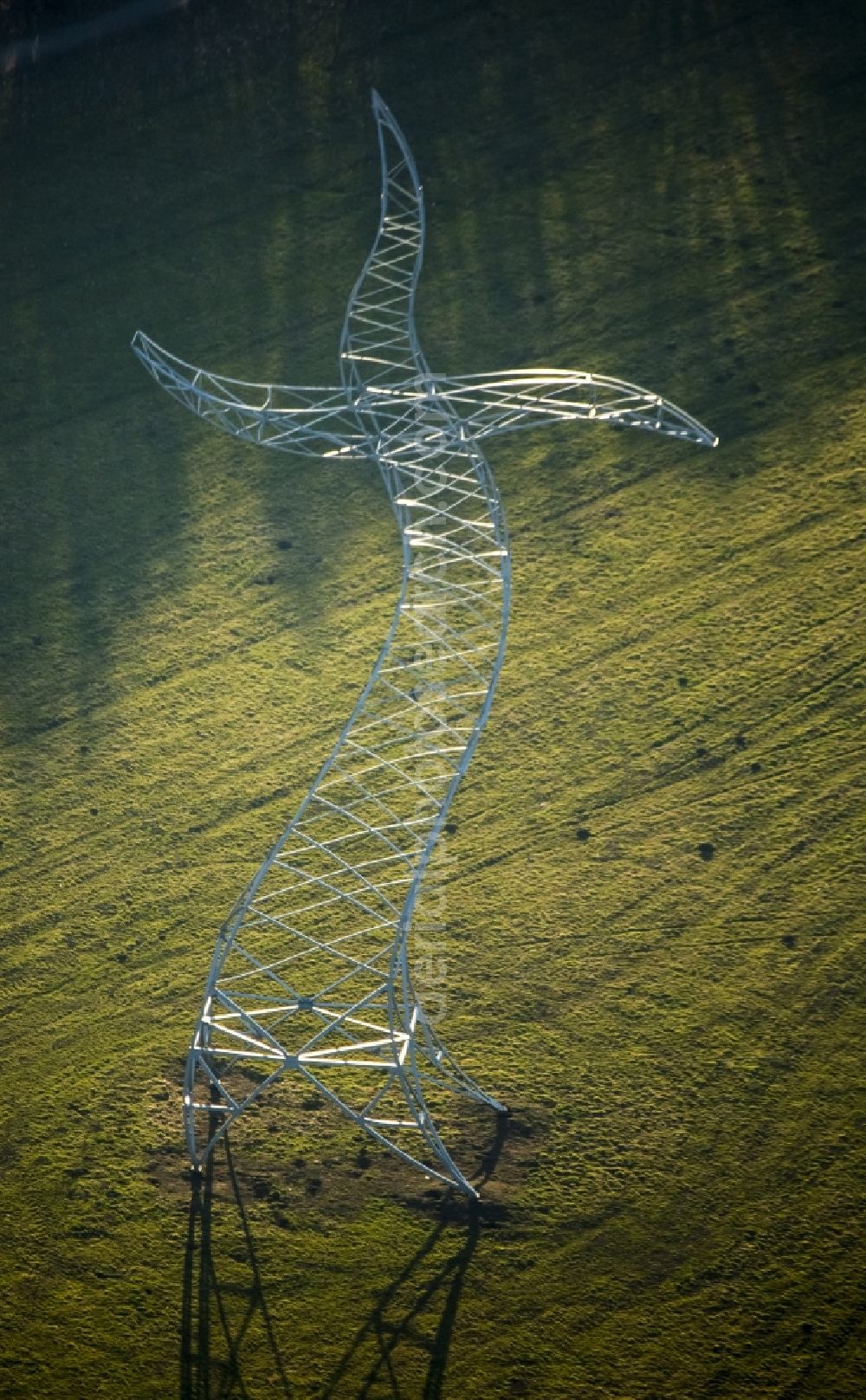 Aerial photograph Oberhausen - Sorcerer's Apprentice, high steel sculpture, reminiscent of a dancing power pole in Oberhausen in North Rhine-Westphalia. An exhibition at the EmscherKunst