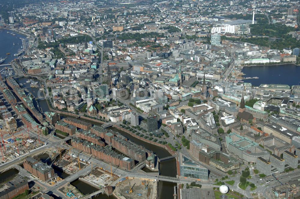 Hamburg from above - Blick auf das ZDF Landesstudio Hamburg, Oberbaumbrücke 1, mit Blick auf die Altstadt. Ansprechpartner Immobilie: CORPUS SIREO, Asset Management GmbH, An der Welle 3, 60322 Frankfurt am Main, Tel. +49(0)69 48005 0, Fax +49(0)69 48005 102, Email: frankfurt@corpussireo.com