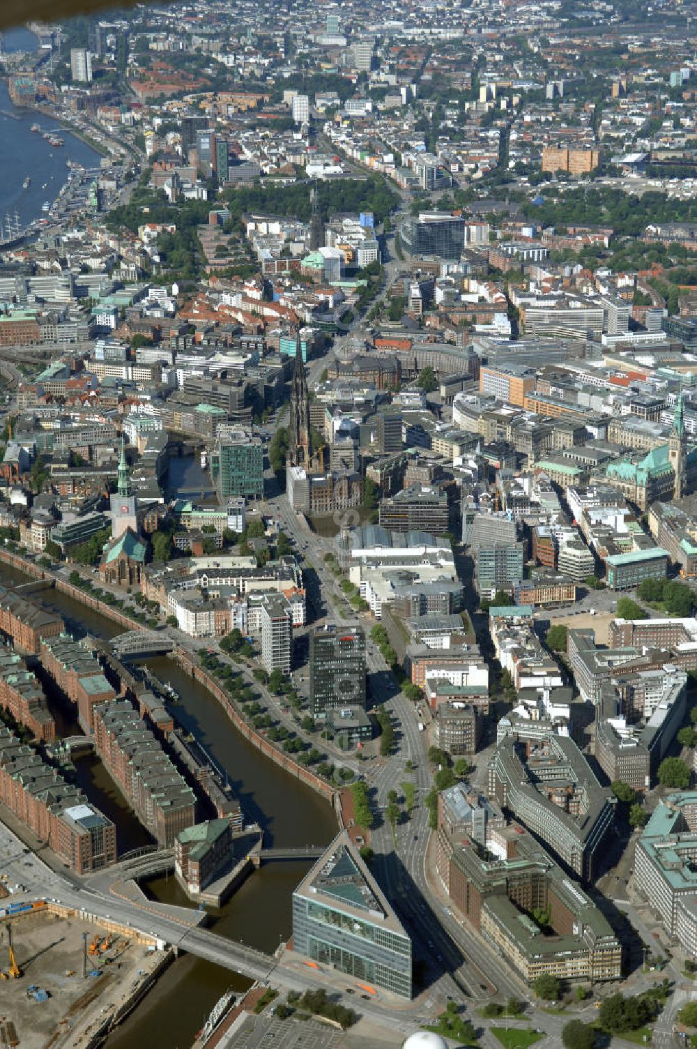 Aerial image Hamburg - Blick auf das ZDF Landesstudio Hamburg, Oberbaumbrücke 1, mit Blick auf die Altstadt. Ansprechpartner Immobilie: CORPUS SIREO, Asset Management GmbH, An der Welle 3, 60322 Frankfurt am Main, Tel. +49(0)69 48005 0, Fax +49(0)69 48005 102, Email: frankfurt@corpussireo.com