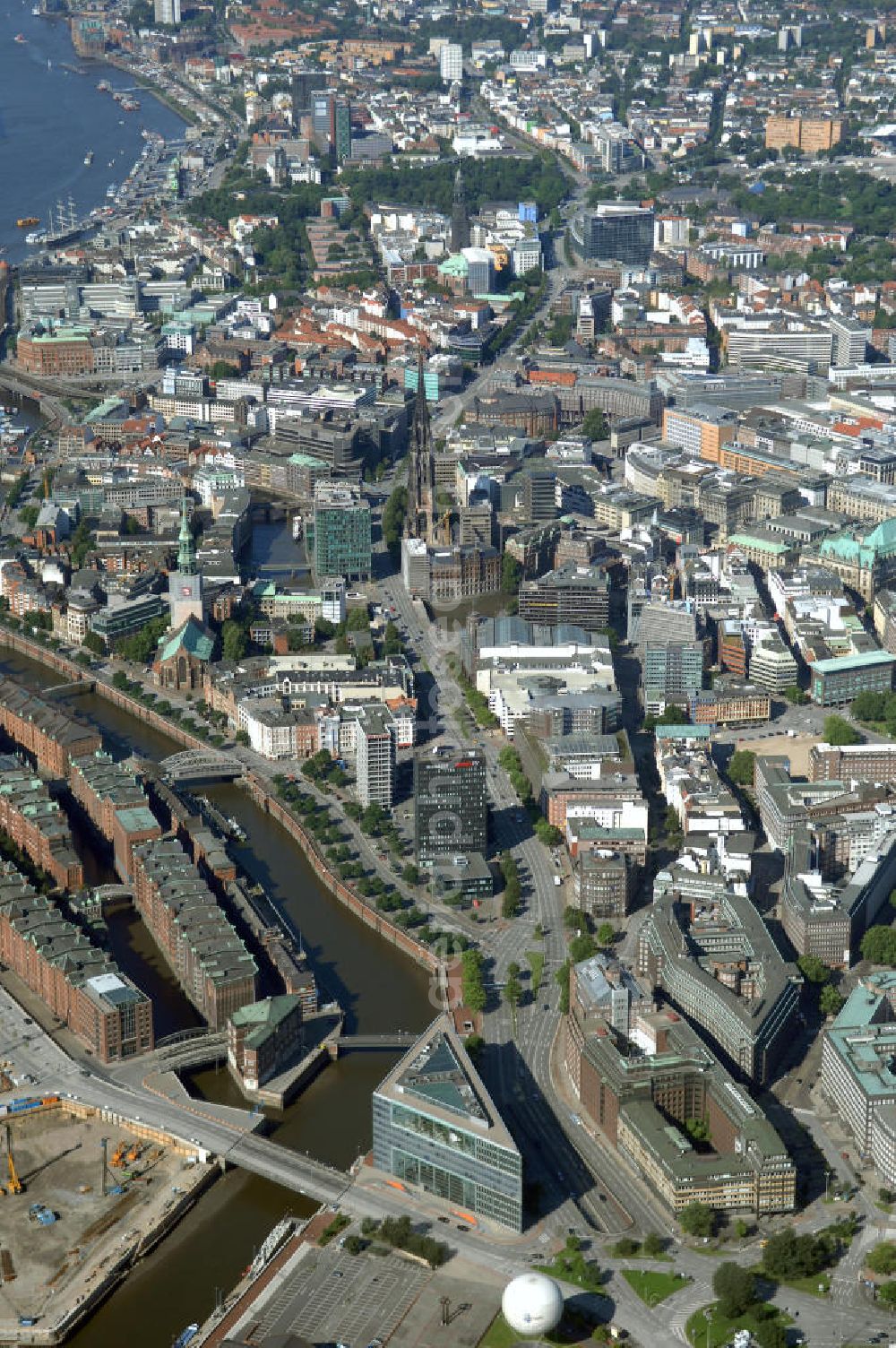 Aerial photograph Hamburg - Blick auf das ZDF Landesstudio Hamburg, Oberbaumbrücke 1, mit Blick auf die Altstadt. Ansprechpartner Immobilie: CORPUS SIREO, Asset Management GmbH, An der Welle 3, 60322 Frankfurt am Main, Tel. +49(0)69 48005 0, Fax +49(0)69 48005 102, Email: frankfurt@corpussireo.com