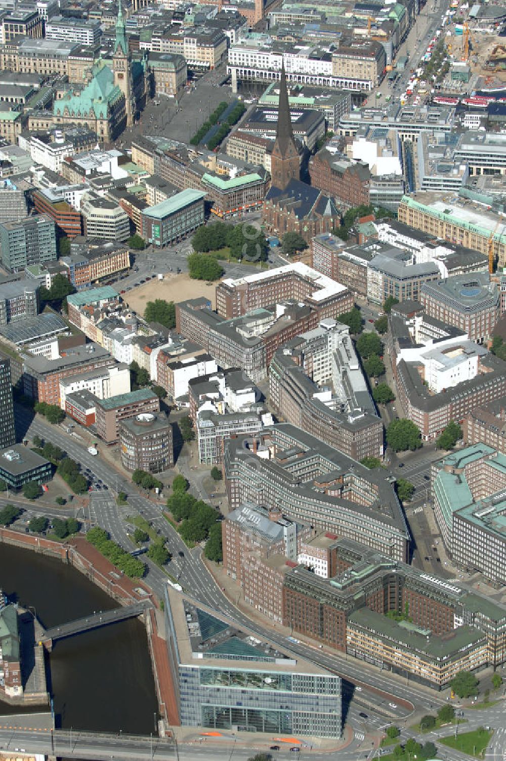 Aerial image Hamburg - Blick auf das ZDF Landesstudio Hamburg, Oberbaumbrücke 1, mit Blick auf die Altstadt. Ansprechpartner Immobilie: CORPUS SIREO, Asset Management GmbH, An der Welle 3, 60322 Frankfurt am Main, Tel. +49(0)69 48005 0, Fax +49(0)69 48005 102, Email: frankfurt@corpussireo.com