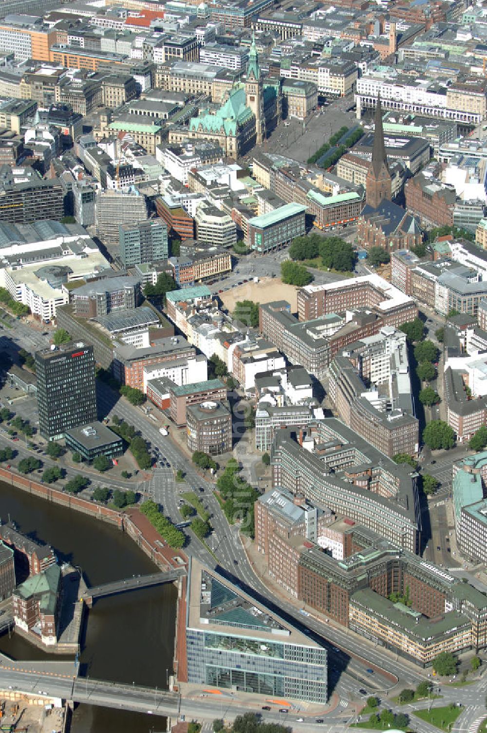 Aerial photograph Hamburg - Blick auf das ZDF Landesstudio Hamburg, Oberbaumbrücke 1, mit Blick auf die Altstadt. Ansprechpartner Immobilie: CORPUS SIREO, Asset Management GmbH, An der Welle 3, 60322 Frankfurt am Main, Tel. +49(0)69 48005 0, Fax +49(0)69 48005 102, Email: frankfurt@corpussireo.com